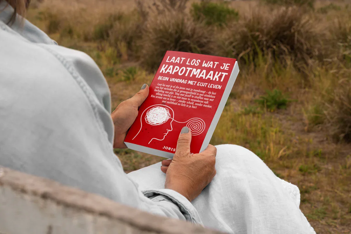 Joris de Vries tient le livre Lâche prise sur ce qui te détruit