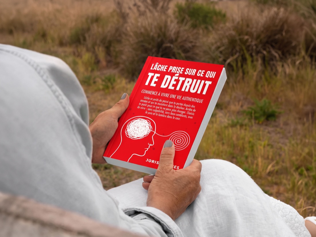 Joris de Vries tient le livre Lâche prise sur ce qui te détruit